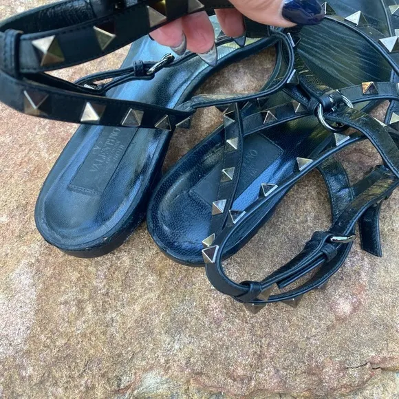 Black studded authentic VALENTINO Garavani gladiator rockstud  black flats
