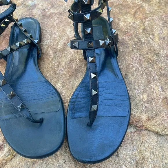 Black studded authentic VALENTINO Garavani gladiator rockstud  black flats