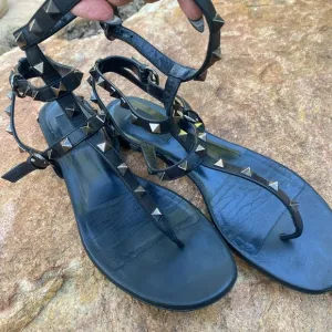 Black studded authentic VALENTINO Garavani gladiator rockstud  black flats
