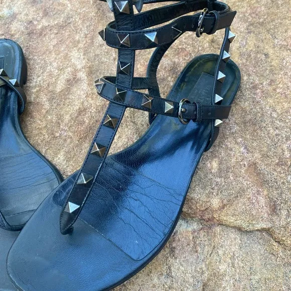 Black studded authentic VALENTINO Garavani gladiator rockstud  black flats