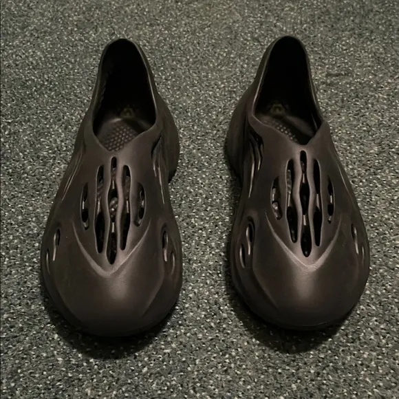 Black yezzy foam runners