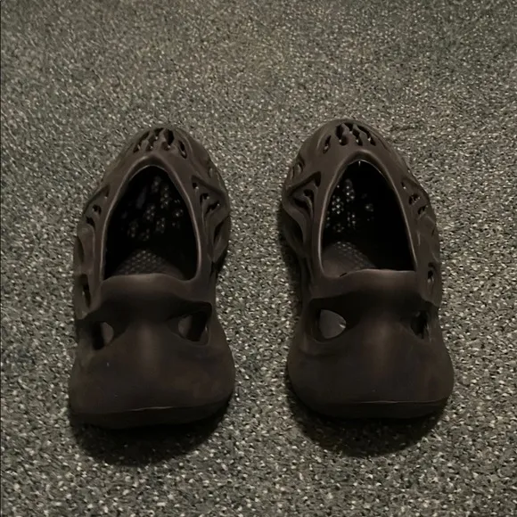 Black yezzy foam runners