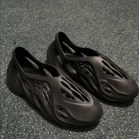 Black yezzy foam runners