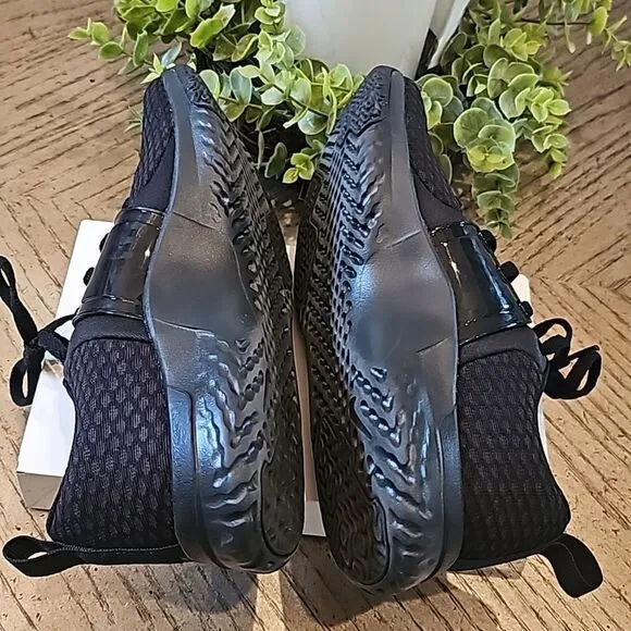 Black Nike running shoes renew in season size 7 new only tried on