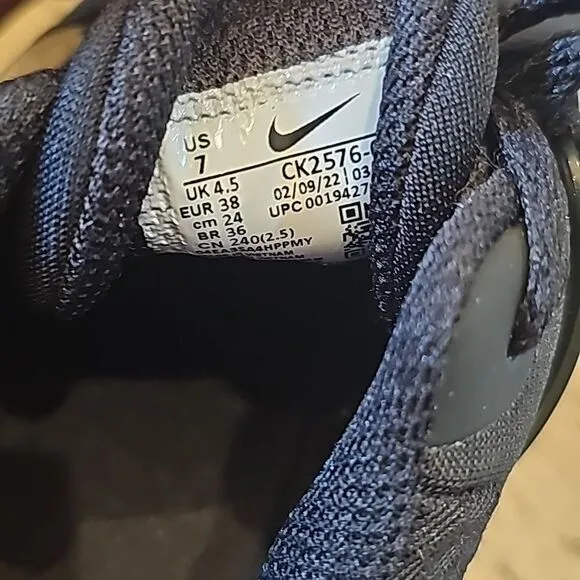 Black Nike running shoes renew in season size 7 new only tried on