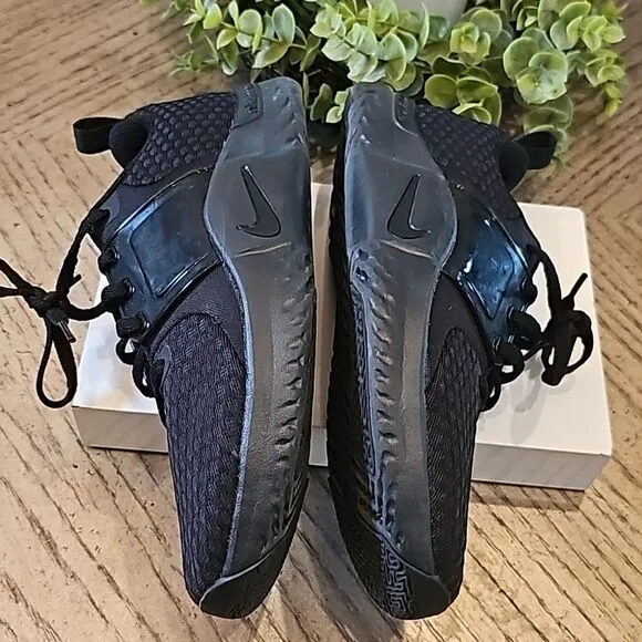 Black Nike running shoes renew in season size 7 new only tried on