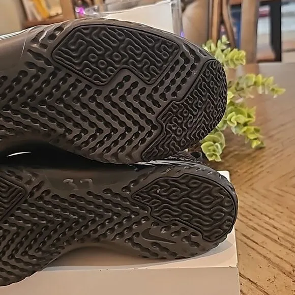 Black Nike running shoes renew in season size 7 new only tried on