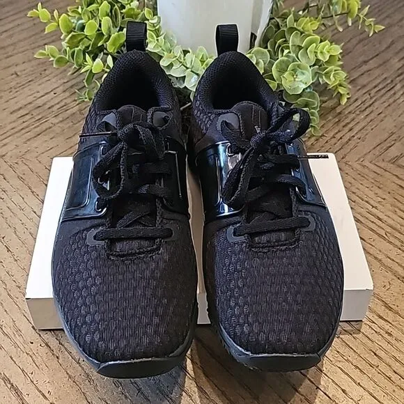 Black Nike running shoes renew in season size 7 new only tried on