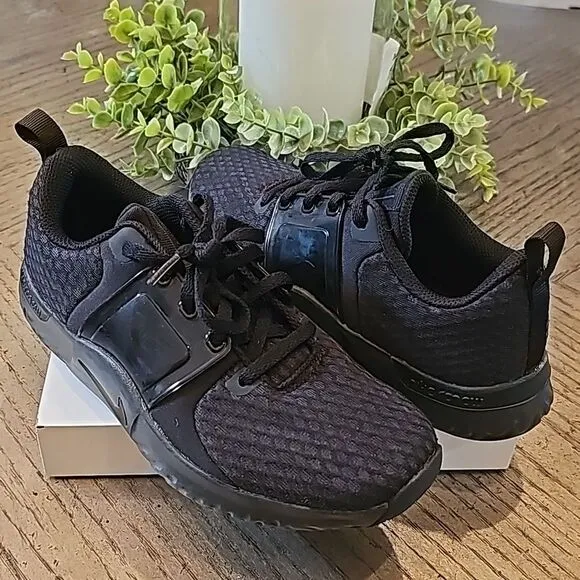 Black Nike running shoes renew in season size 7 new only tried on