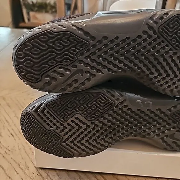 Black Nike running shoes renew in season size 7 new only tried on