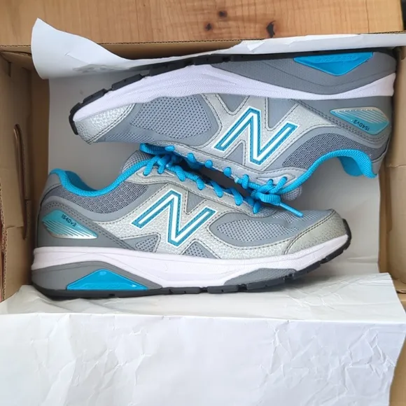BNIB Sz. 7 B/7.5 AA 1540v3 New Balance running shoes in grey   blue 🩶💠