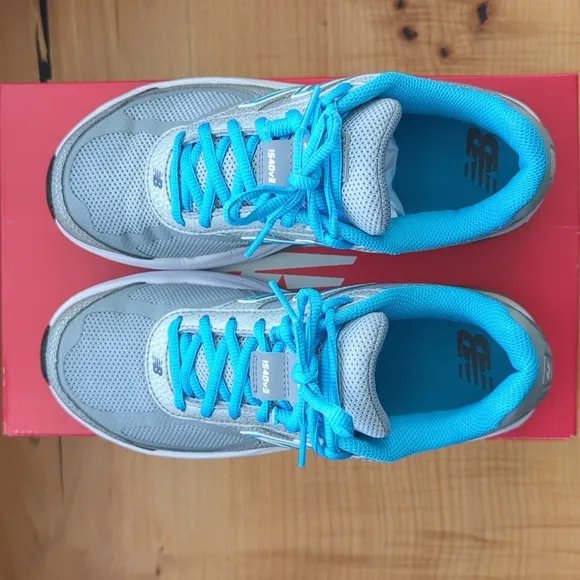 BNIB Sz. 7 B/7.5 AA 1540v3 New Balance running shoes in grey   blue 🩶💠