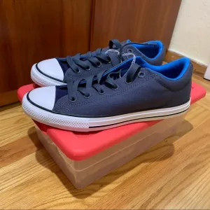 BNWT Converse unisex juniors sneakers