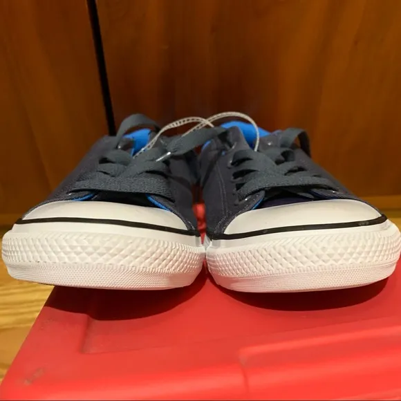 BNWT Converse unisex juniors sneakers