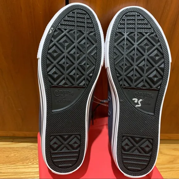 BNWT Converse unisex juniors sneakers