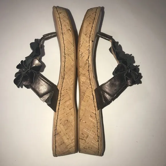 BORN SANDALS SIZE 8​​​