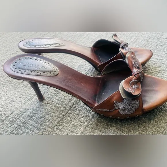 BOTTEGA Veneta Woman’s Brown Leather Sandals With Silver Tapestry/ Knot Design