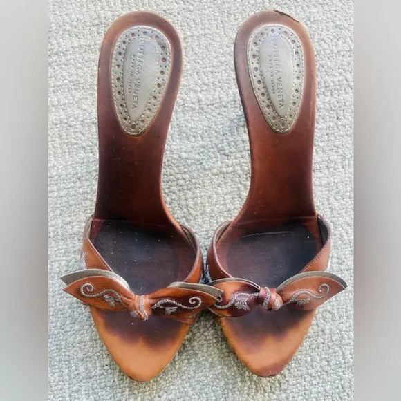 BOTTEGA Veneta Woman’s Brown Leather Sandals With Silver Tapestry/ Knot Design