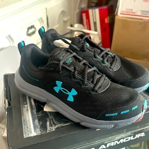 Brand new! Under armor sneakers!! Men’s 9.5 perfect !!