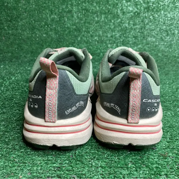 Brooks Cascadia 16 Womens Green Athletic Running Shoes Size 10.5