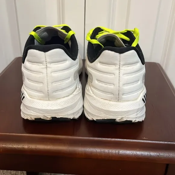 Brooks Launch GTS 9 Men’s Athletic Running White Pink Tennis Shoes Sneakers 9.5