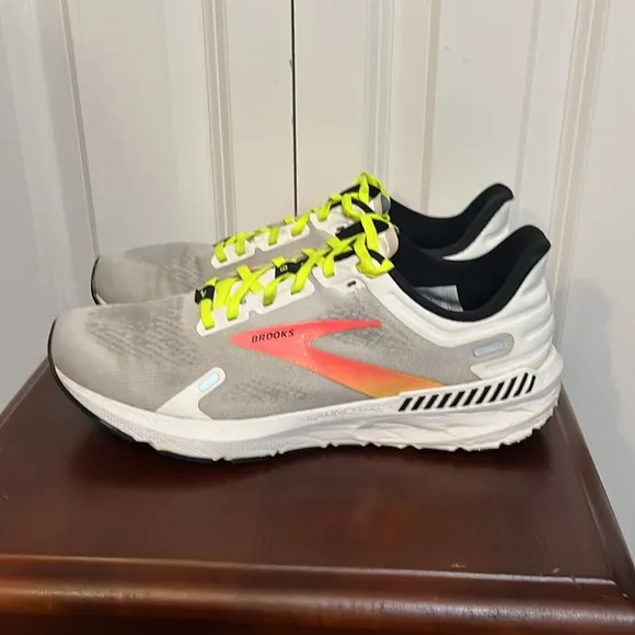 Brooks Launch GTS 9 Men’s Athletic Running White Pink Tennis Shoes Sneakers 9.5