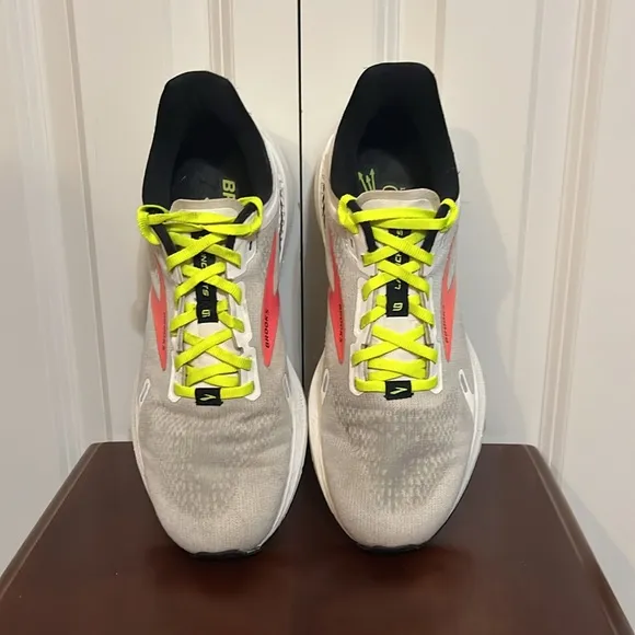 Brooks Launch GTS 9 Men’s Athletic Running White Pink Tennis Shoes Sneakers 9.5