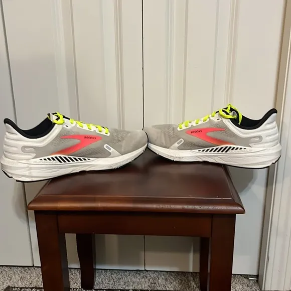 Brooks Launch GTS 9 Men’s Athletic Running White Pink Tennis Shoes Sneakers 9.5