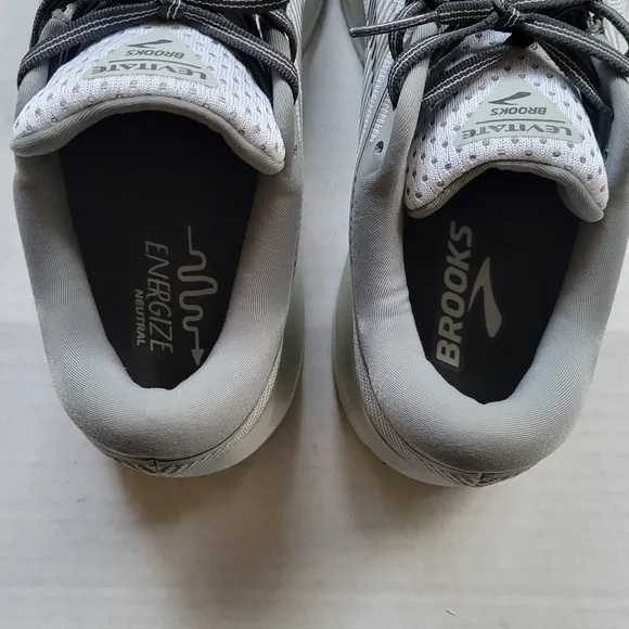 Brooks Levitate Gray Silver Running Shoes 1202581B131 Women's Size 10.5