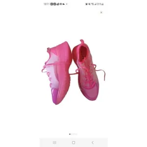 Bubblegum Guess barbie pink sneakers sz10