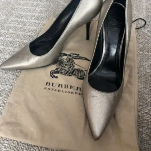 Burberry Beautiful Vintage Leather Women’s Shoes