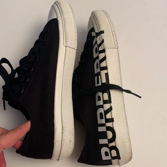 Burberry Larkhall Black Monogram Sneakers Sz 39 Excellent Condition