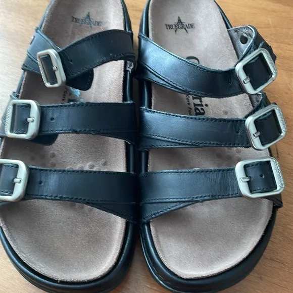 Cambrian Delphi Sandals Size 8