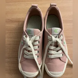 Cariuma Canvas Sneakers OCA Low Top Rose Pink Cap Toe Unisex 7 Women 5 Men