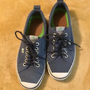 Cariuma Rio Brazil Unisex Suede Sneakers, Men’s Size 8.5, Women’s Size 10