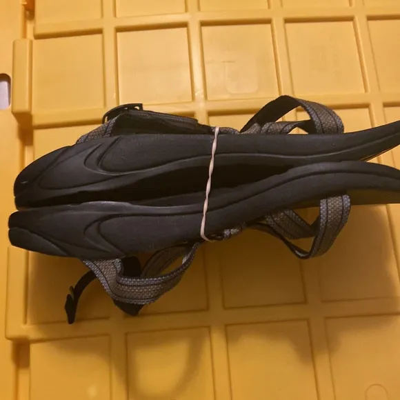 CHACO Man Sandals size 11 excellent condition please see all photos