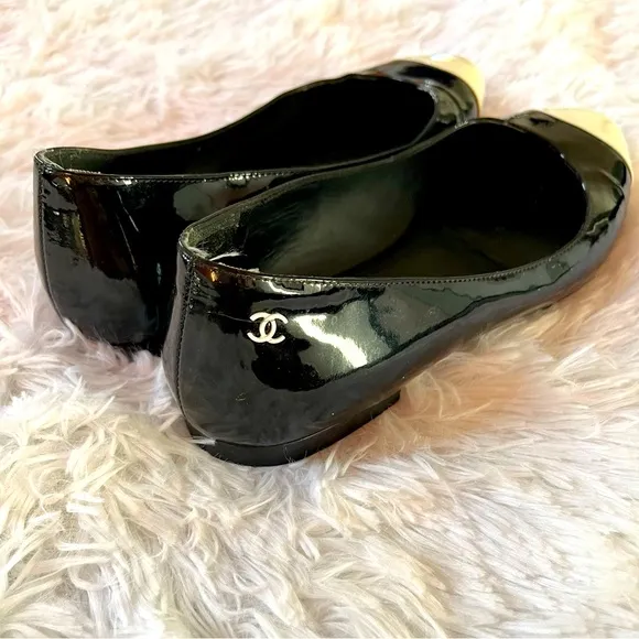 CHANEL Coco Chanel Black Patent Leather Cap-Toe CC Ballet Flats Size 38 Euro