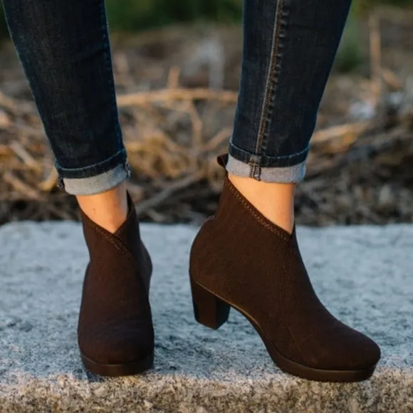 ✨️Charleston Torino Herringbone Brown Booties . Size 9