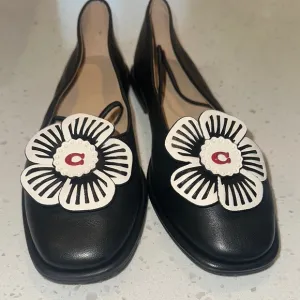 Chic Black &amp; White Floral Women's Loafers