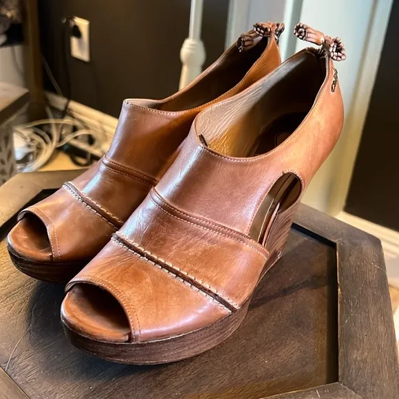 CHLOE, Tan Wedge Sandals, size 38 EU (7.5 US)