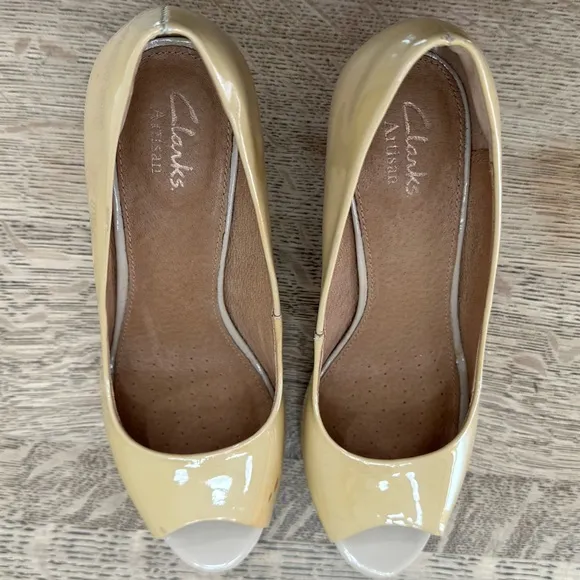 Clarks NWOB Artisan Indigo Nude Tan Patent Peep Toe Pumps Heels Dress Shoes 6.5