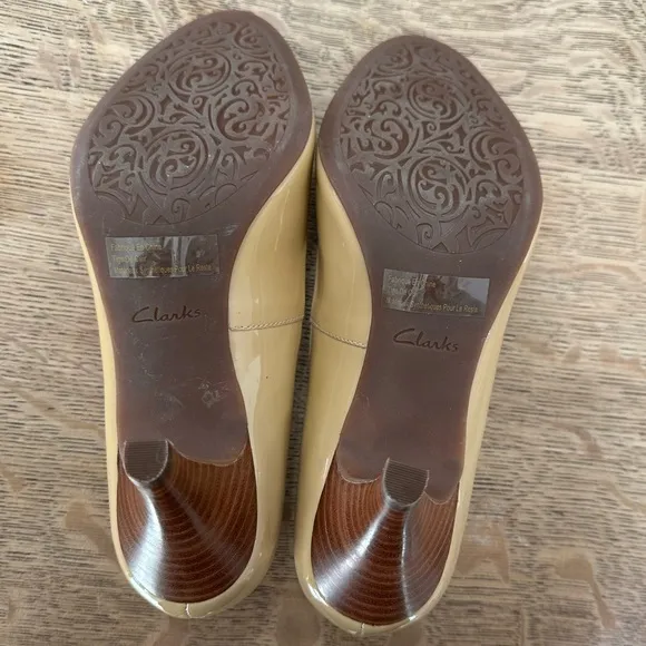 Clarks NWOB Artisan Indigo Nude Tan Patent Peep Toe Pumps Heels Dress Shoes 6.5