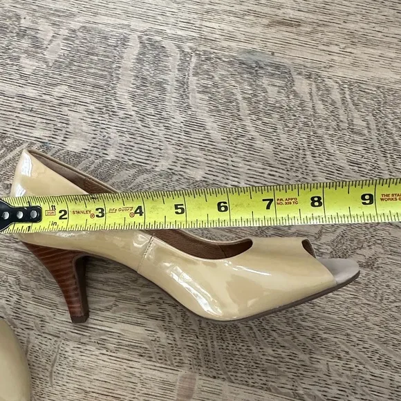 Clarks NWOB Artisan Indigo Nude Tan Patent Peep Toe Pumps Heels Dress Shoes 6.5
