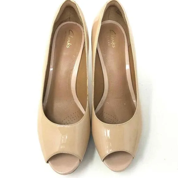 Clarks NWOB Artisan Indigo Nude Tan Patent Peep Toe Pumps Heels Dress Shoes 6.5