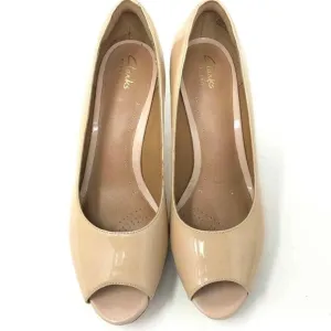 Clarks NWOB Artisan Indigo Nude Tan Patent Peep Toe Pumps Heels Dress Shoes 6.5