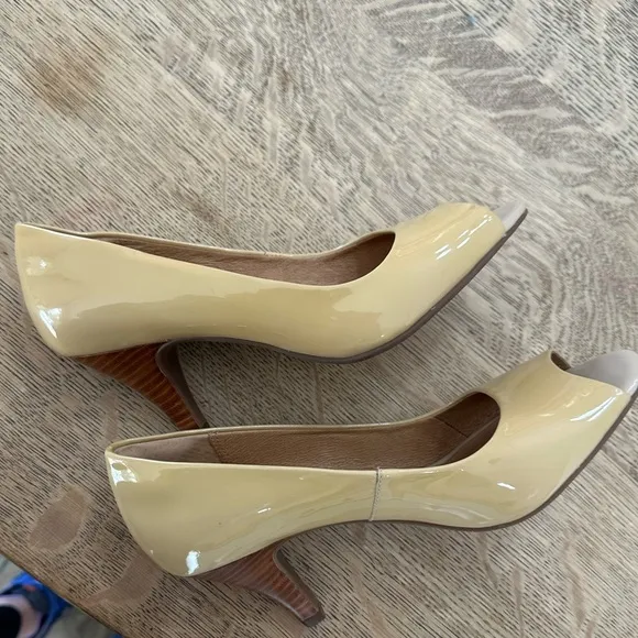 Clarks NWOB Artisan Indigo Nude Tan Patent Peep Toe Pumps Heels Dress Shoes 6.5