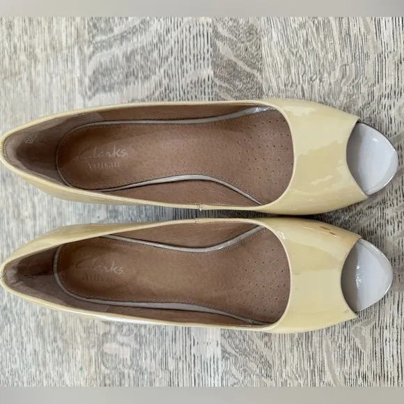 Clarks NWOB Artisan Indigo Nude Tan Patent Peep Toe Pumps Heels Dress Shoes 6.5