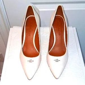 Coach Women's Cream Pointed Toe Heels