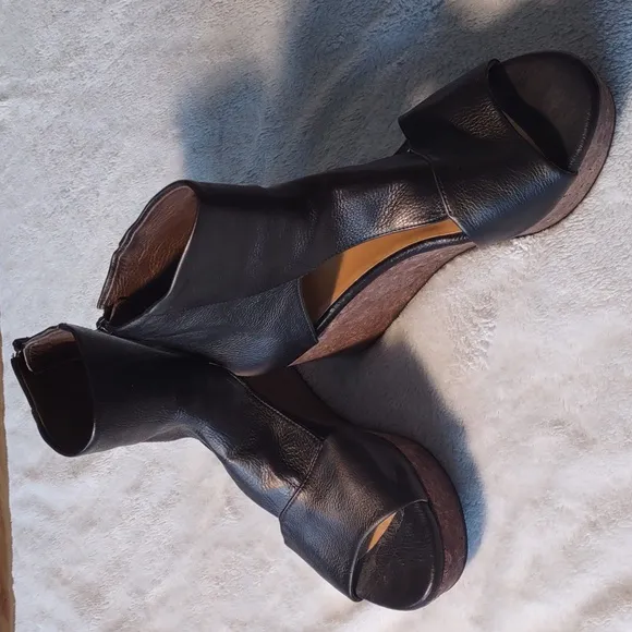 Coclico Mind Cutout Cork Wedge Zip-Back Black Leather Sandals Size 38.5 EUC