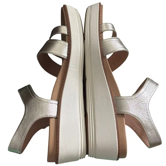 COLE HAAN ORIGINAL GRAND PEYTON FLATFORM SANDALS. SOFT GOLD METALLIC IVORY.